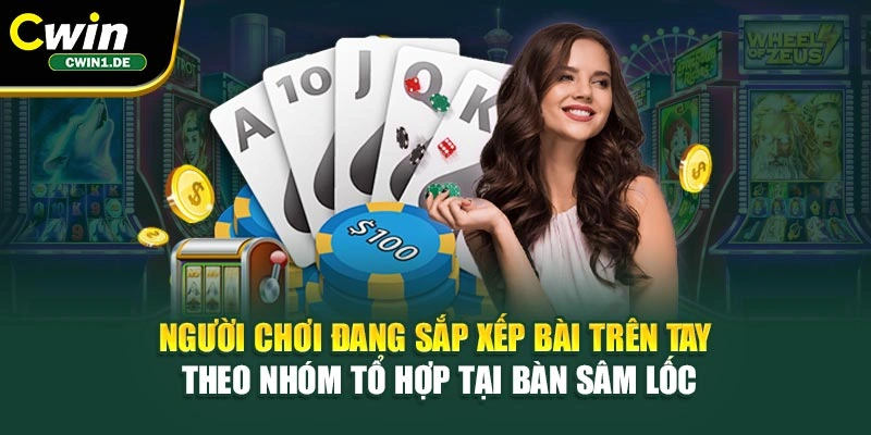Người chơi đang sắp xếp bài trên tay theo nhóm tổ hợp tại bàn sâm lốc